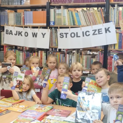 Przy bajkowym stoliczku