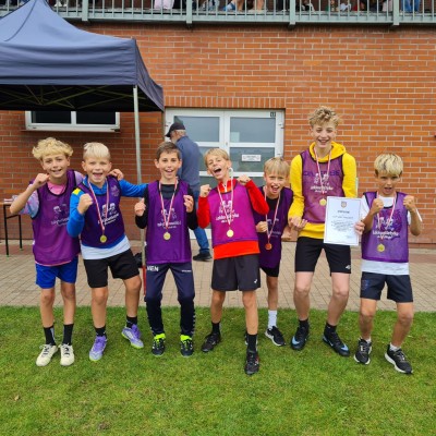 Trzy komplety medali